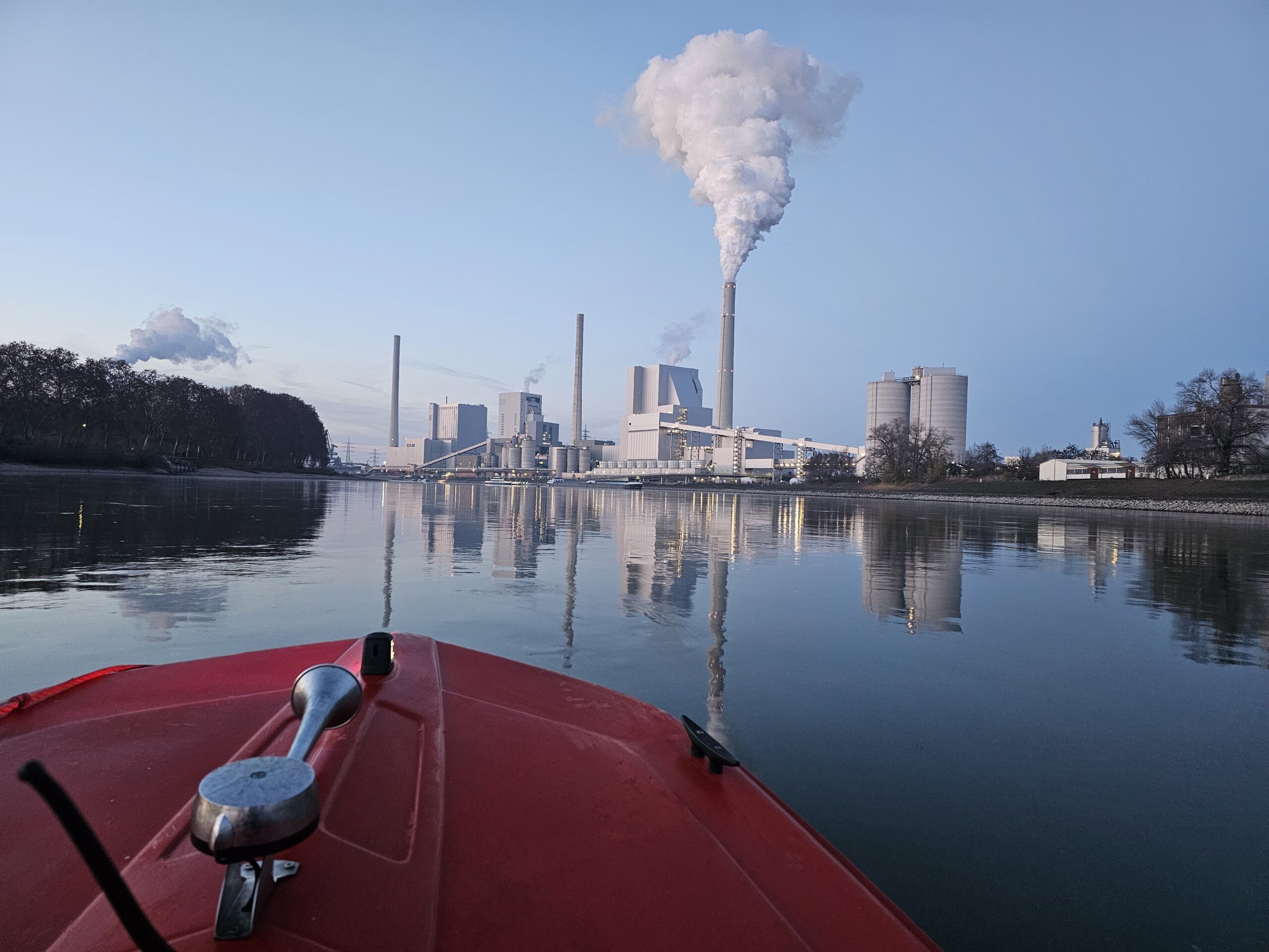 Motorboot-Übungsfahrt auf dem Rhein für den SBF Binnen in Ludwigshafen