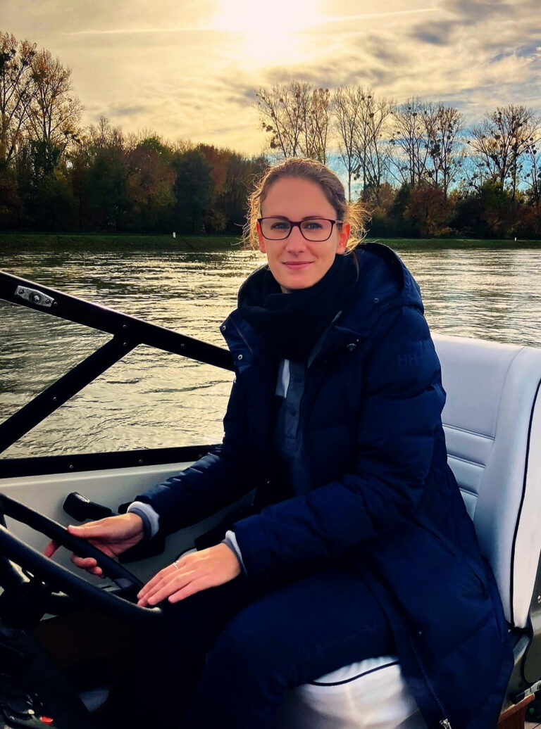 Praxisunterricht für den Sportbootführerschein Binnen auf dem Rhein bei Ludwigshafen