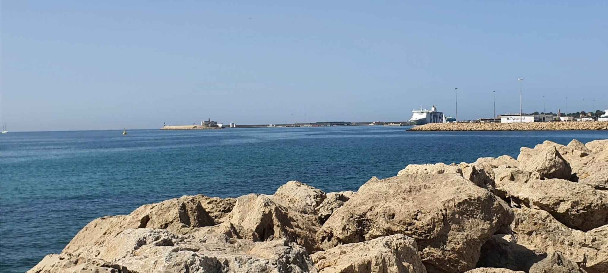 Blick auf das Meer bei Palma de Mallorca – Dein Ziel mit dem Sportbootführerschein See von Ahoi & Tschüss in Ludwigshafen.