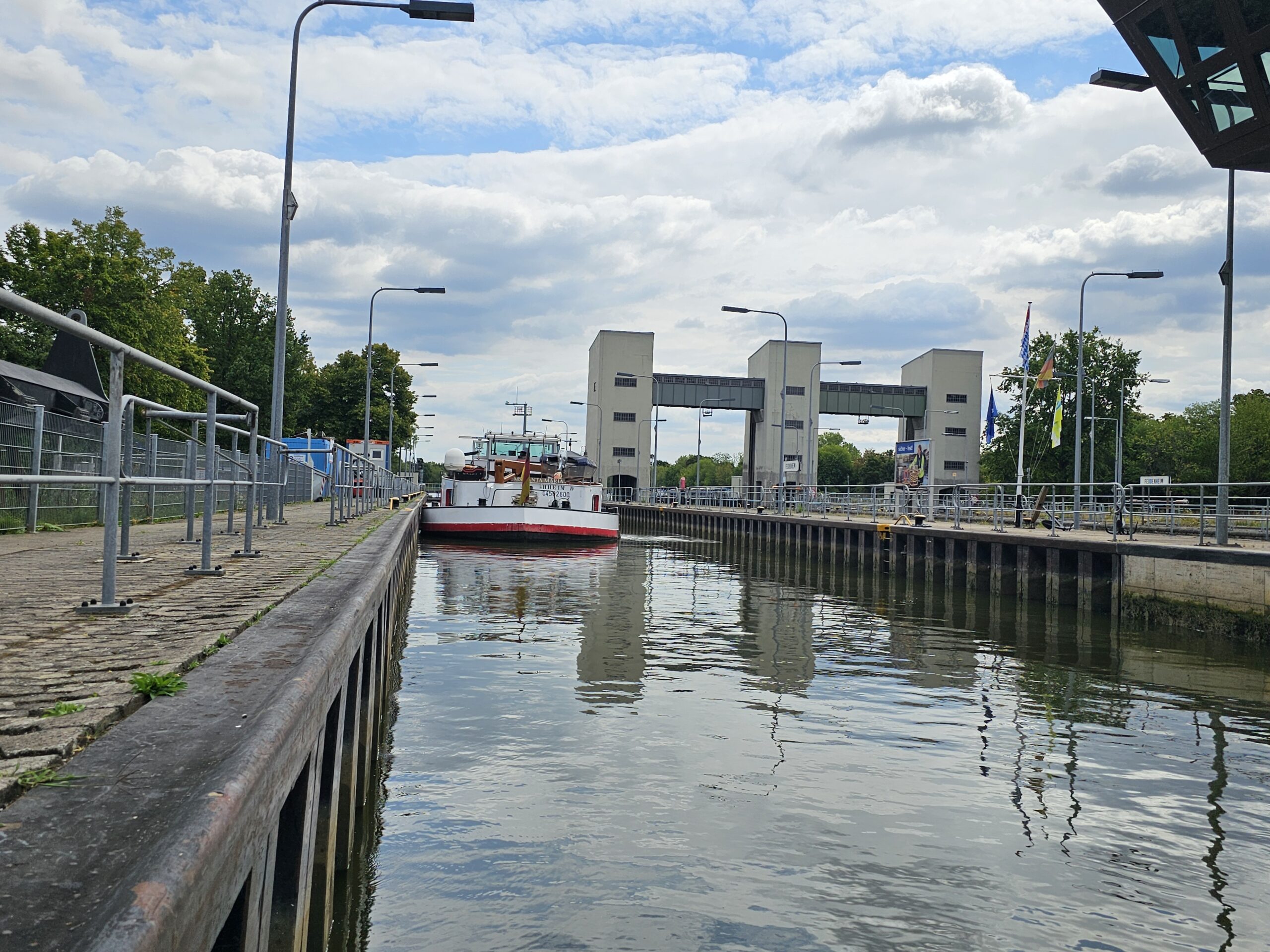 Schleusenvorgang während einer Übungsfahrt der Sportbootschule Ahoi & Tschüss im Raum Ludwigshafen am Rhein.