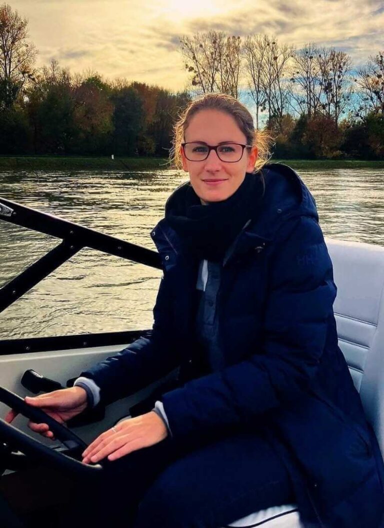 Domi von der Bootsschule Ahoi & Tschüss als Skipperin in Ludwigshafen am Steuer eines Motorboots