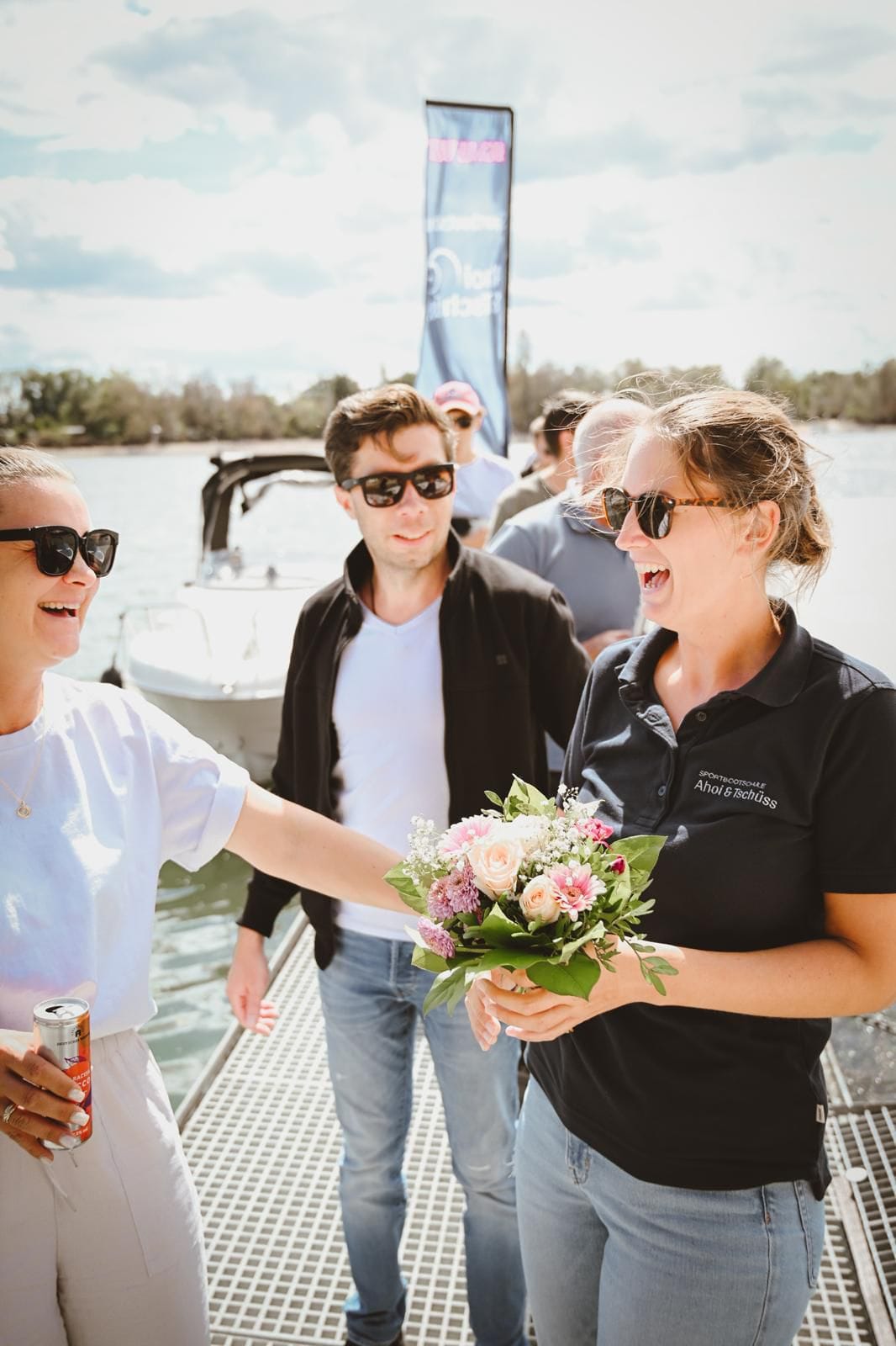Dominique mit Blumen nach der Sportbootführerschein-Prüfung in Ludwigshafen