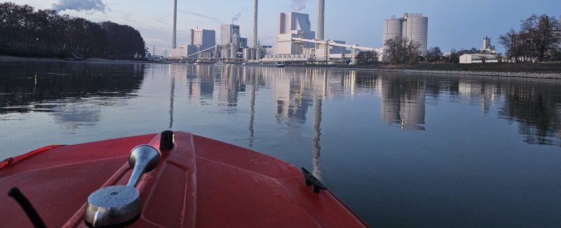 Motorboot-Übungsfahrt auf dem Rhein für den SBF Binnen in Ludwigshafen